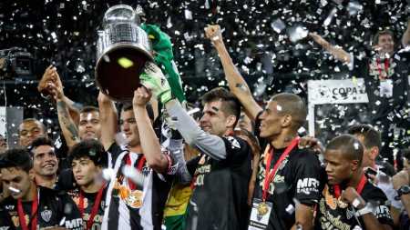 Réver e Victor erguem o troféu da Copa Libertadores em 2013 após vitória sobre o Olimpia, do Paraguai, na final