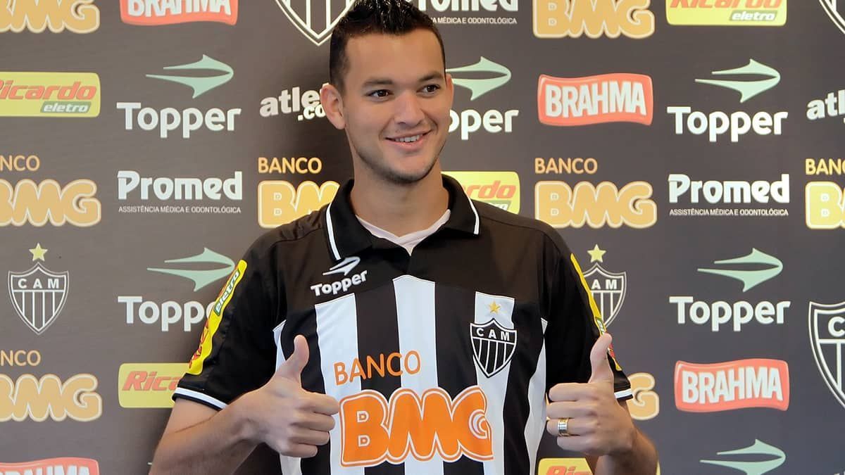 Papa-títulos do Atlético, zagueiro Réver estreava pelo clube há 13 anos