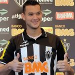 Papa-títulos do Atlético, zagueiro Réver estreava pelo clube há 13 anos