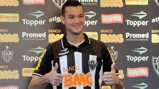 Réver foi contratado pelo Atlético junto ao Grêmio, em 2010