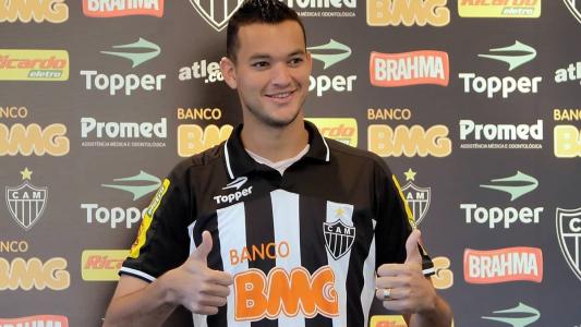 Réver foi contratado pelo Atlético junto ao Grêmio, em 2010