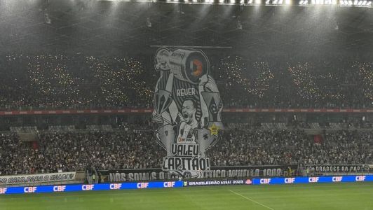 Réver foi homenageado pelo Atlético neste sábado (2)