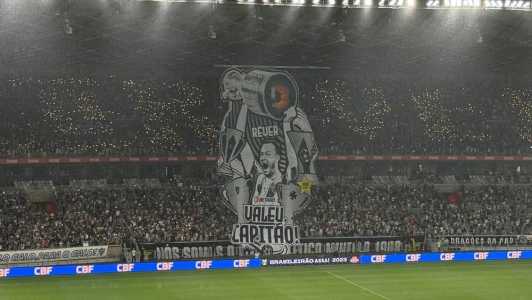 Réver foi homenageado pelo Atlético neste sábado (2)