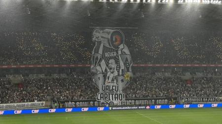 Réver foi homenageado pelo Atlético neste sábado (2)