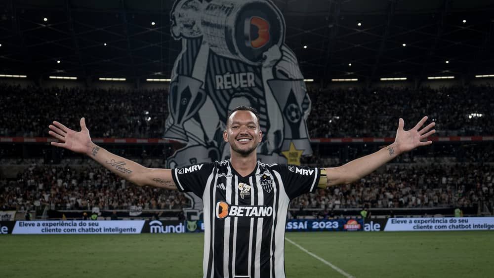 Felipão exalta Réver e defende permanência no Atlético: 'Liderança muito grande'