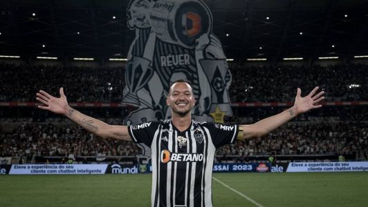 Réver foi homenageado pelo Atlético nesse sábado (2)