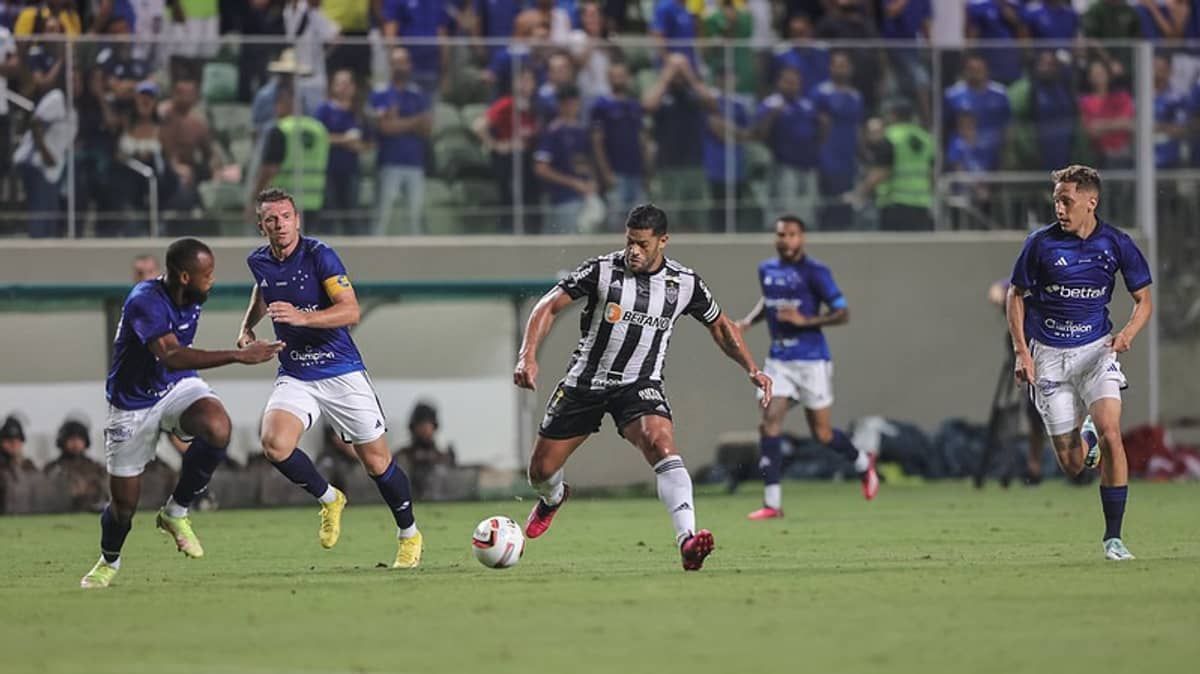 Cruzeiro: Pezzolano destaca atuação de Reynaldo no 'mano a mano' com Hulk