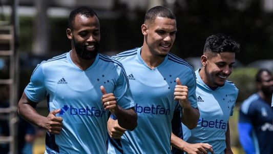 Reynaldo, Neris e Neto Moura correm durante treino do Cruzeiro na Toca