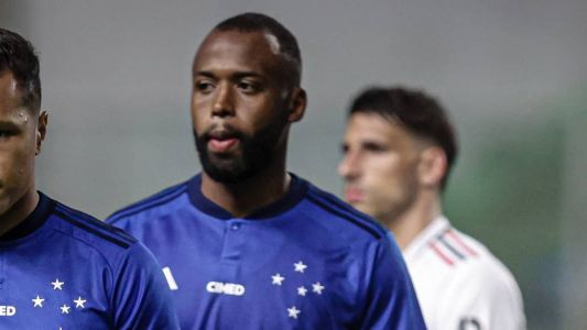 Reynaldo, zagueiro do Cruzeiro, em ação contra o São Paulo