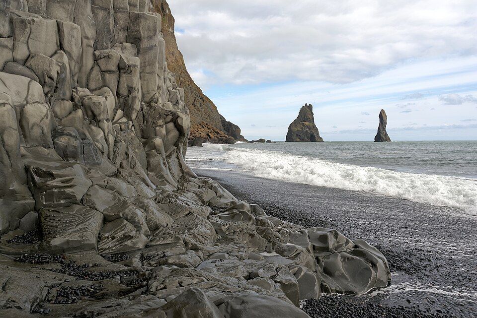 Entenda como Reynisfjara, a praia mais famosa da Islândia, praticamente desapareceu