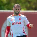 Titular do Inter sente desconforto e vira ausência em treino da pré-temporada