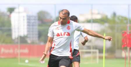 Gabriel Mercado está pendurado e deve ser titular do Inter contra o Atlético