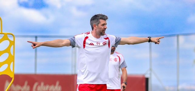 Paulo Pezzolano em treino do Inter no CT Parque Gigante, em Porto Alegre