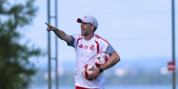 Técnico Paulo Pezzolano treina o Inter no CT Parque Gigante, em Porto Alegre