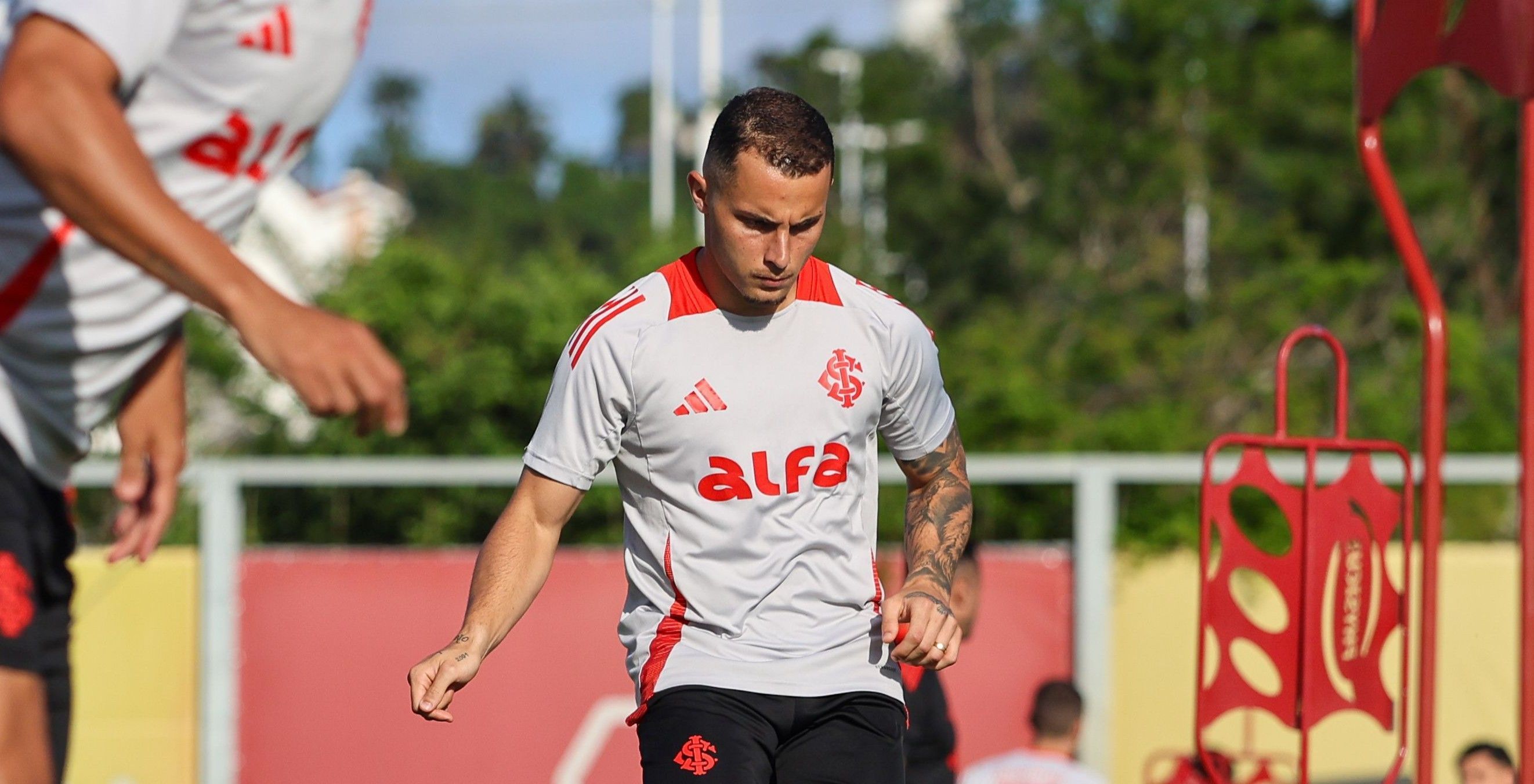 Titular do Inter projeta duelo com Atlético e vive versatilidade de posições