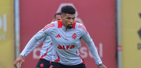 Juninho, zagueiro do Inter, reencontra Atlético