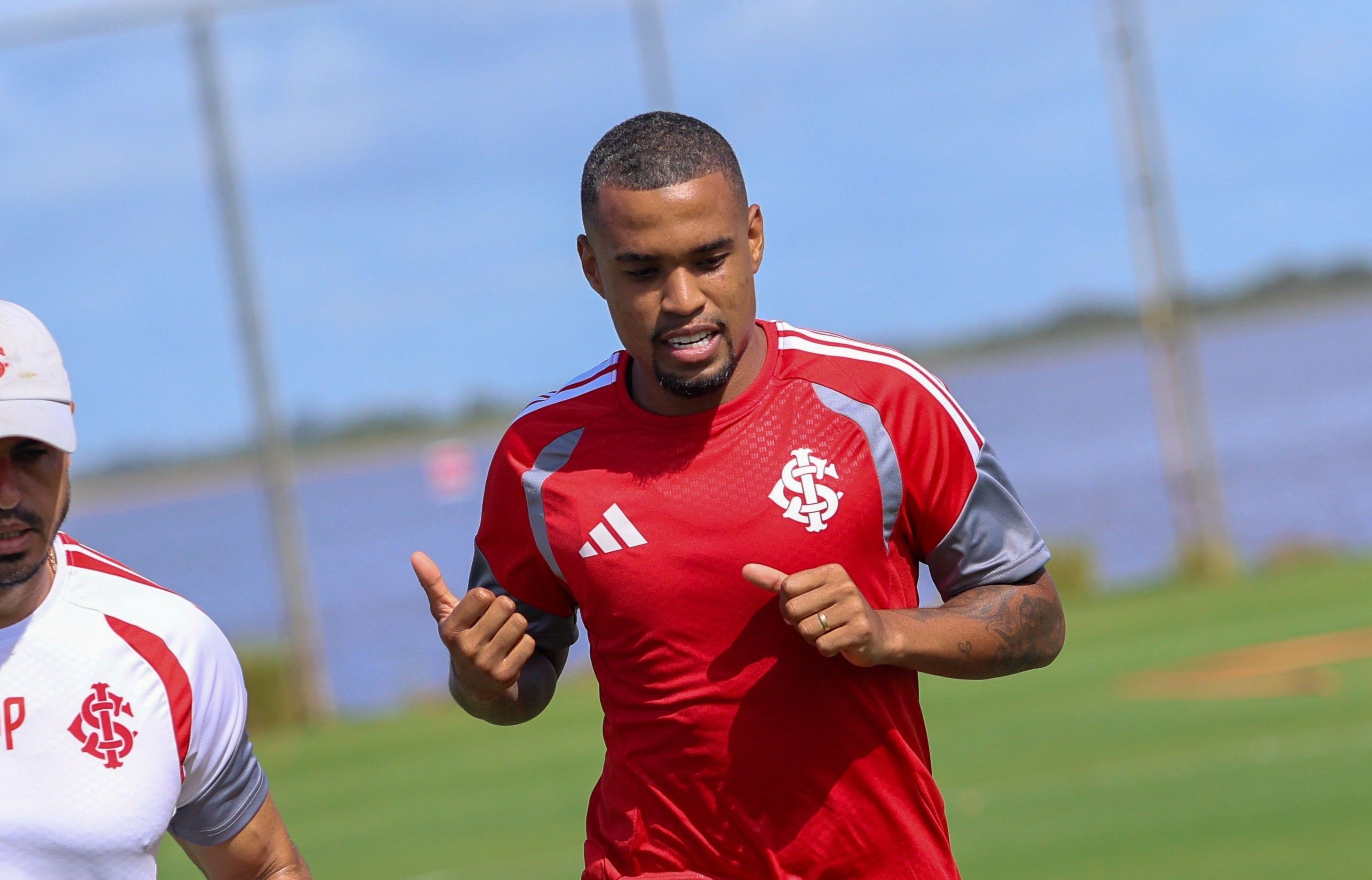 Apresentado pelo Inter, Alerrandro quer superar temporada artilheira no Vitória