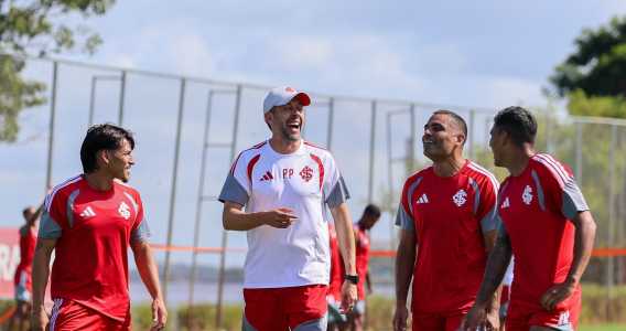 Pezzolano e jogadores do Inter no CT Parque Gigante, em Porto Alegre
