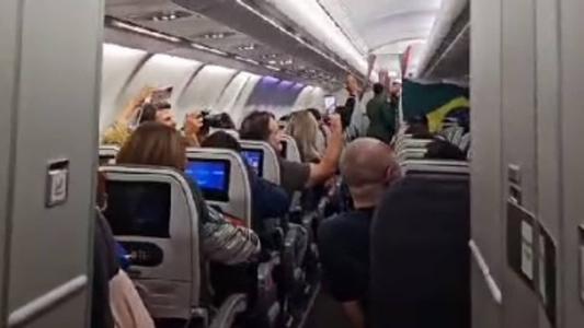 Ao todo, 211 brasileiros estão a bordo da aeronave