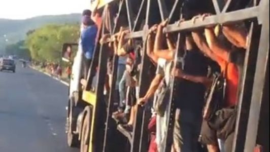 Moradores se arriscam em caminhão cegonha para fugir do trânsito no Rio de Janeiro