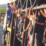 Vídeo: ônibus incendiados travam o trânsito no Rio; moradores pegam 'carona' em cegonheira