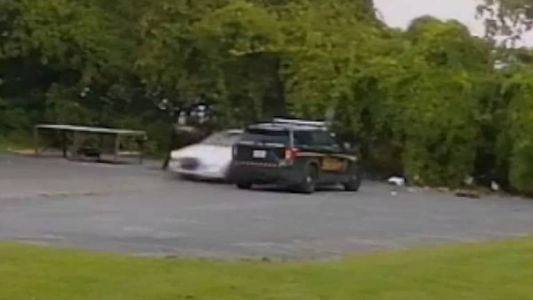 A ação do policial foi flagrada pelas câmeras de segurança de uma casa vizinha