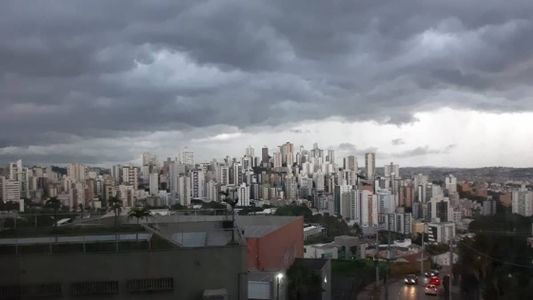 A Defesa Civil ainda emitiu um alerta de atenção para a ocorrência de chuvas, trovoadas e rajadas de vento na capital mineira