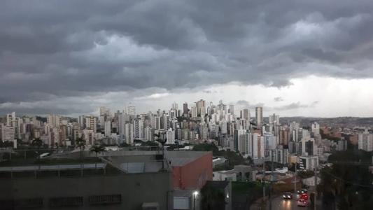 A Defesa Civil ainda emitiu um alerta de atenção para a ocorrência de chuvas, trovoadas e rajadas de vento na capital mineira