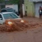 Vídeo: chuva forte alaga cidades do Norte de Minas e deixa desabrigados