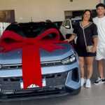 Promessa da base do Cruzeiro presenteia a mãe com carro de mais de R$ 100 mil