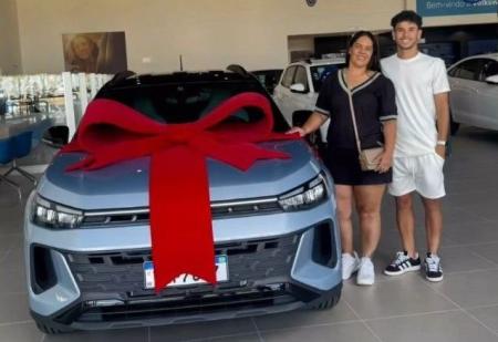 Joia da base do Cruzeiro, Rhuan Gabriel presenteia mãe com carro novo