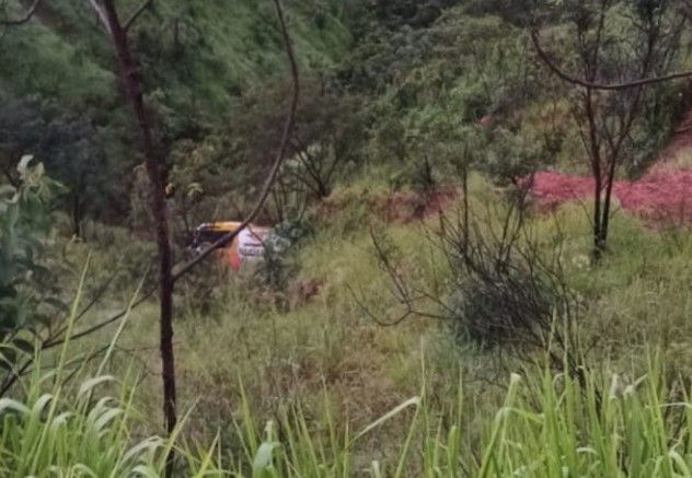 Batida na BR-262: ônibus de viagem que se envolveu em acidente com morto e feridos desceu 150 metros de ribanceira