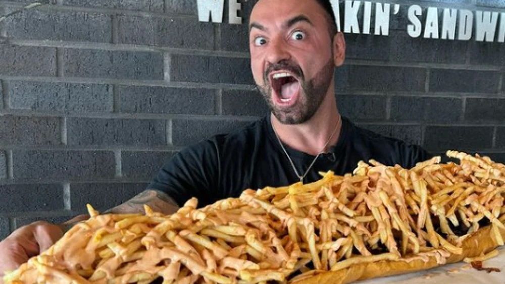 Youtuber Ricardo Corbucci disputa campeonato de comer cachorro-quente nos EUA