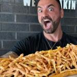 Youtuber Ricardo Corbucci disputa campeonato de comer cachorro-quente nos EUA