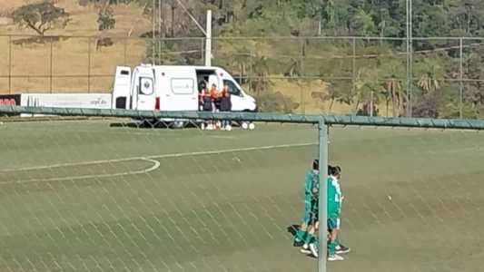 Ricardo, do Coimbra, foi atendido por uma equipe na ambulância