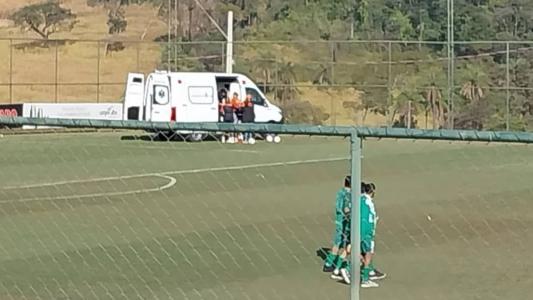 Ricardo, do Coimbra, foi atendido por uma equipe na ambulância