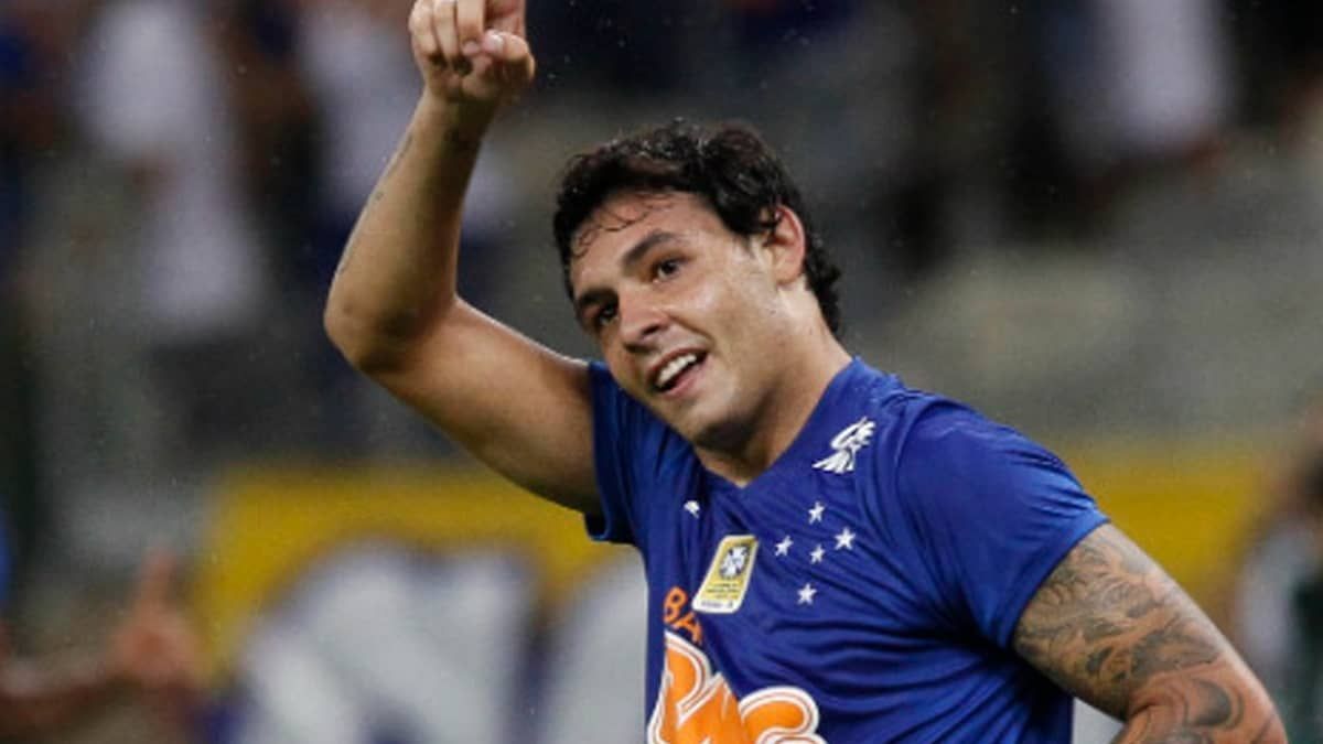 Cruzeiro homenageia Ricardo Goulart depois de aposentadoria