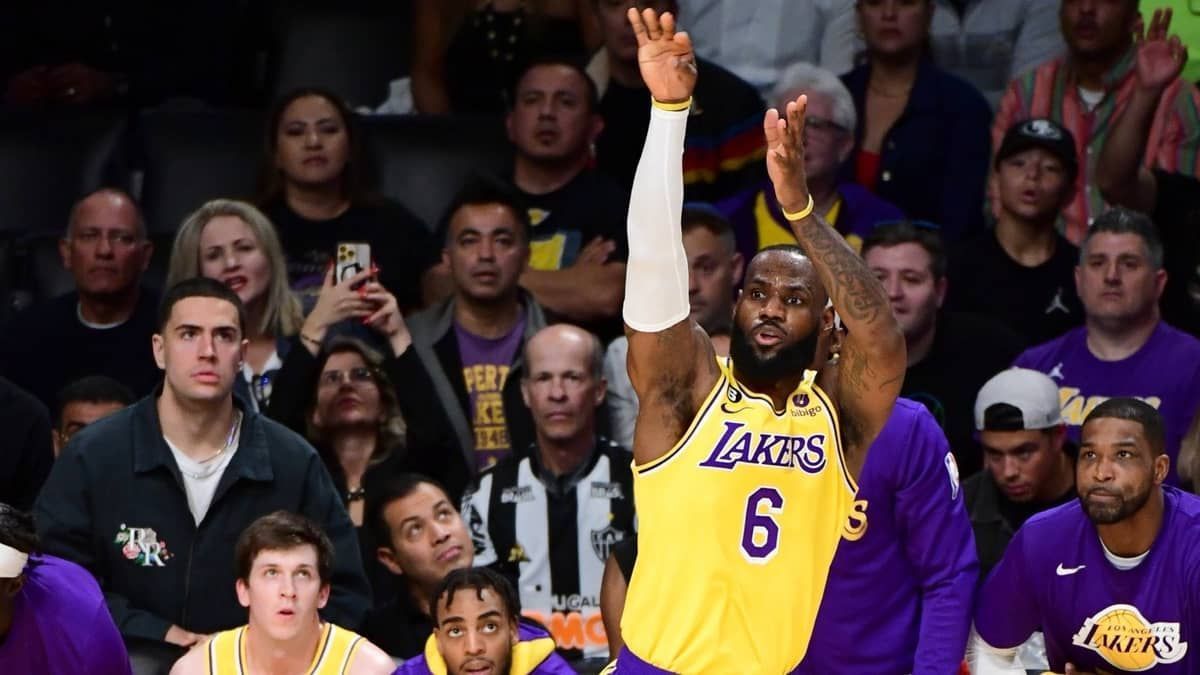 De camisa do Atlético, investidor acompanha jogo decisivo da NBA