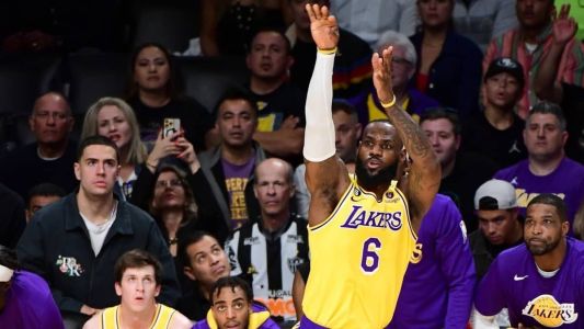 Ricardo Guimarães, de camisa do Galo, viu jogo perto do banco do Los Angeles Lakers