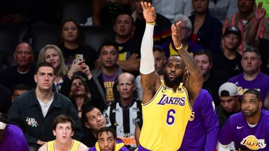 Ricardo Guimarães, de camisa do Galo, viu jogo perto do banco do Los Angeles Lakers