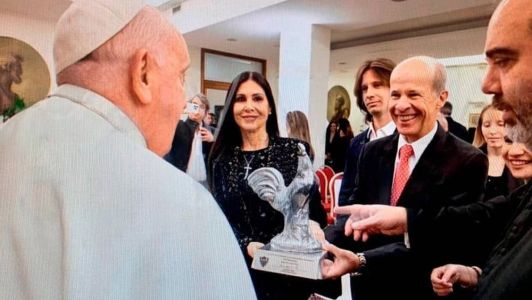 Ricardo Guimarães entregou o Galo de Prata ao Papa Francisco