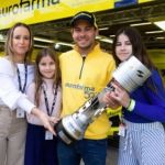 Piloto da Stock Car recebe troféu “desaparecido” há quase 20 anos
