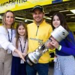 Piloto da Stock Car recebe troféu “desaparecido” há quase 20 anos
