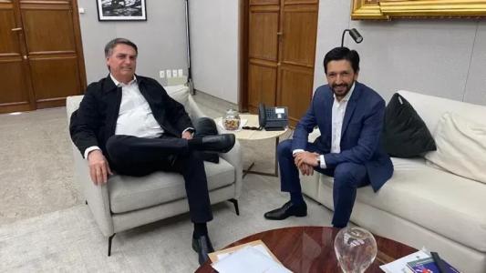Lado a lado, Bolsonaro e Nunes sorriem e posam para foto