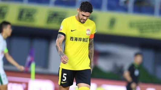 Zagueiro Riccieli em campo pelo Qingdao West Coast