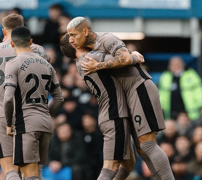 Richarlison marca duas vezes, mas Tottenham tropeça diante do Everton no Inglês