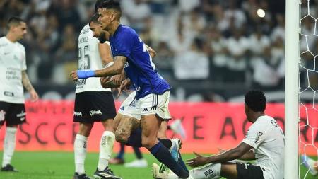 Richard corre para o meio-campo após Oliveira marcar o gol do Cruzeiro