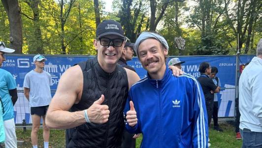 Richard Whitehead, atleta paralímpico, e o cantor Harry Styles