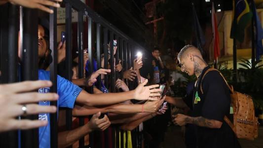 Richarlison atende aos torcedores na chegada a Belém para jogo da Seleção