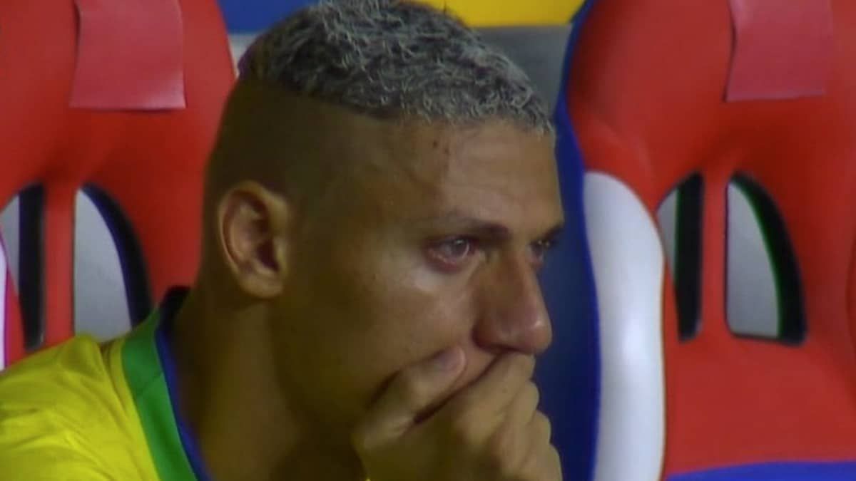 Richarlison perde chance clara e chora no banco de reservas da Seleção Brasileira